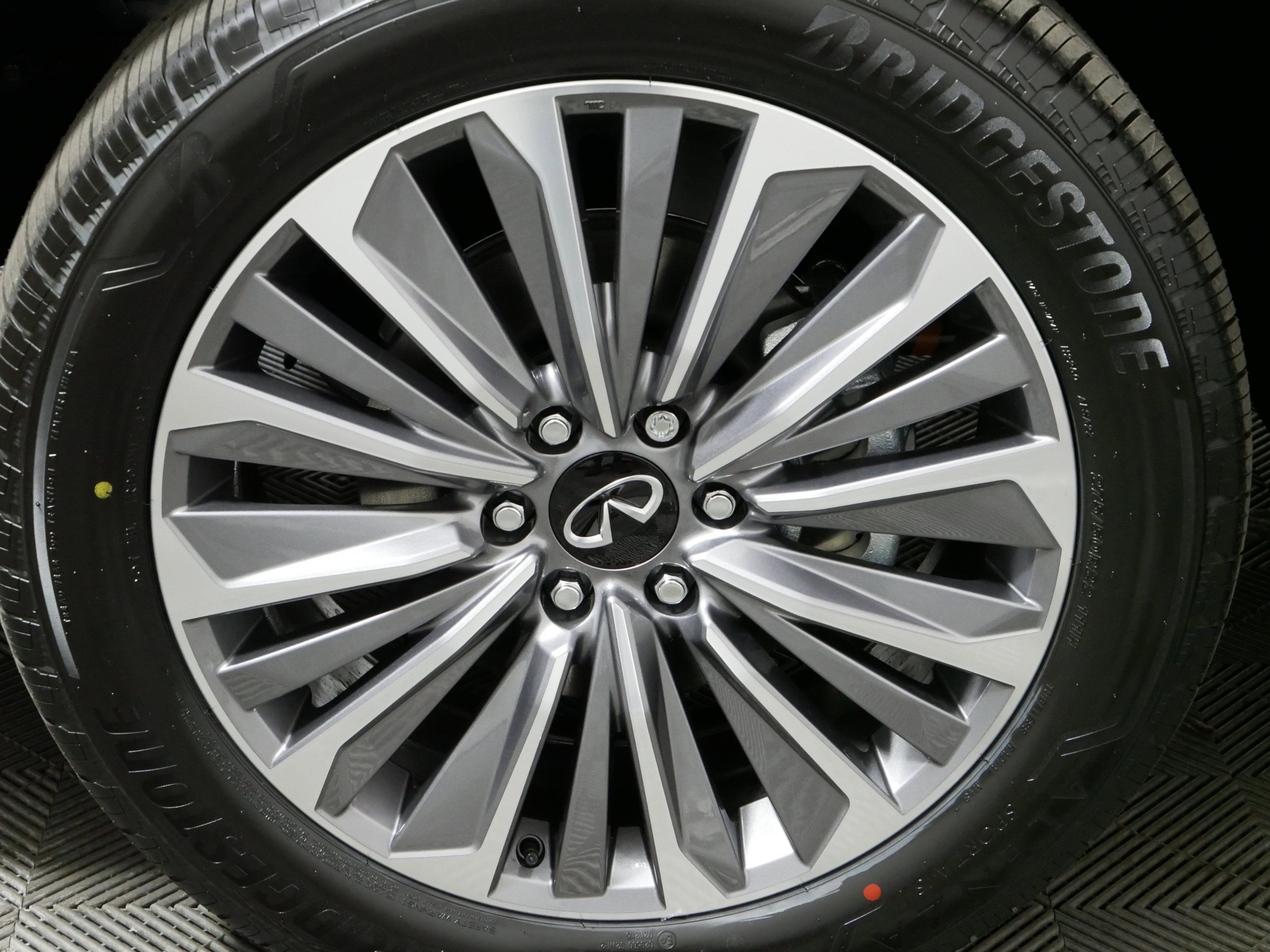 2025 INFINITI QX80 LUXE