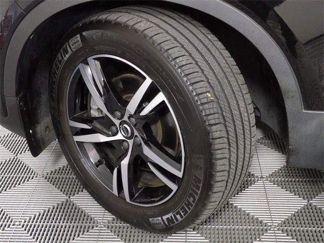 2023 Volvo XC40 B5 Plus Dark Theme