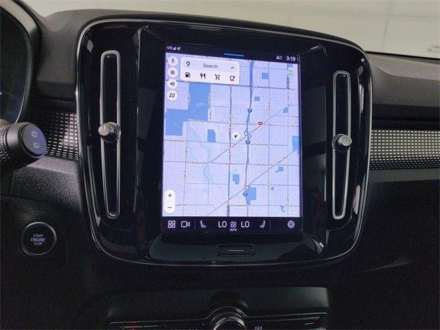 2023 Volvo XC40 B5 Plus Dark Theme