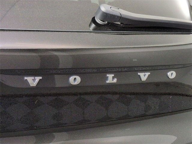 2023 Volvo XC40 B5 Plus Dark Theme